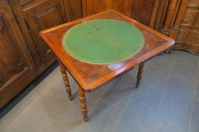 Table à jeux en placage d'acajou, pieds tournés,...