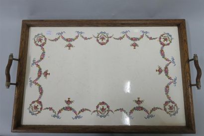 Plateau en faïence à décor de couronnes et...