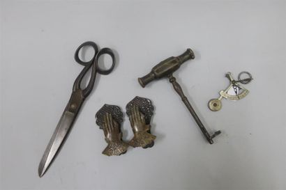 Lot d'objet dont paire de ciseaux, tire bouchon,...