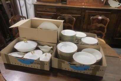 Important service en porcelaine blanche de...