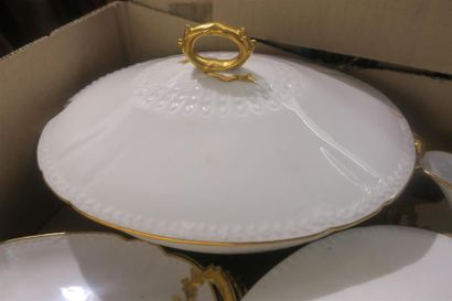 Important service en porcelaine blanche de...