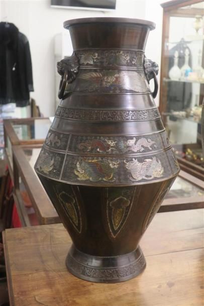 Vase de style Asie, en bronze ciselé, à décor...