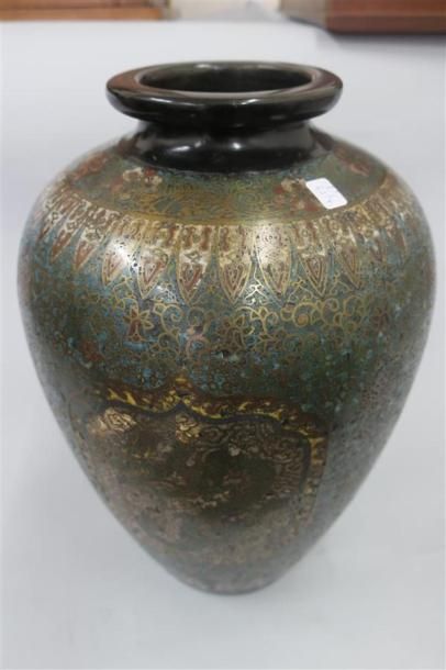 Important vase émaillé cloisonné. H. 47 cm...