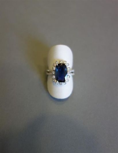 Bague en or gris 18K (750/oo) centrée d'un...