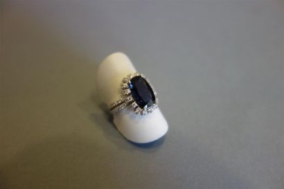 Bague en or gris 18K (750/oo) centrée d'un...