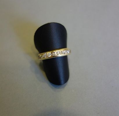 Demi alliance en or jaune 18K (750/oo) ornée...