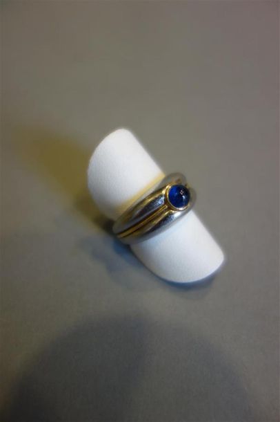 VAN CLEEF & ARPELS : Bague en acier et or...