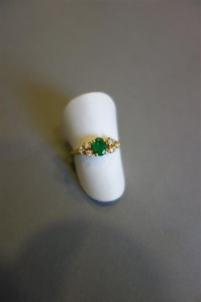 Bague en or jaune 18K (750/oo) centrée d'une...