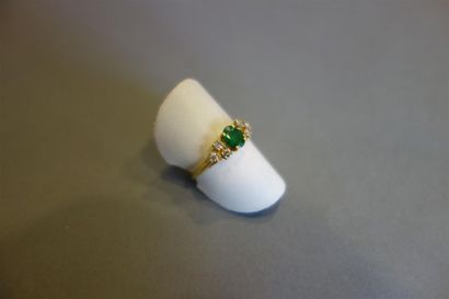 Bague en or jaune 18K (750/oo) centrée d'une...