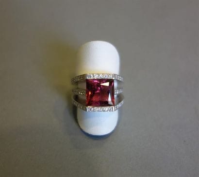 POIRAY : Bague en or gris 18K (750/oo) formée...