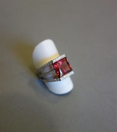 POIRAY : Bague en or gris 18K (750/oo) formée...