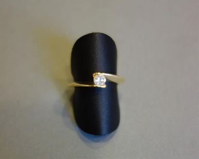 Bague croisée en or jaune centrée d'un diamant...