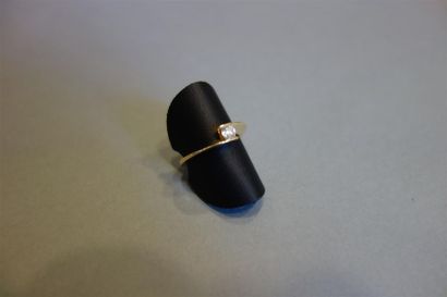Bague croisée en or jaune centrée d'un diamant...