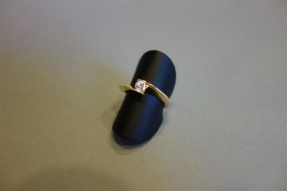 Bague croisée en or jaune centrée d'un diamant...