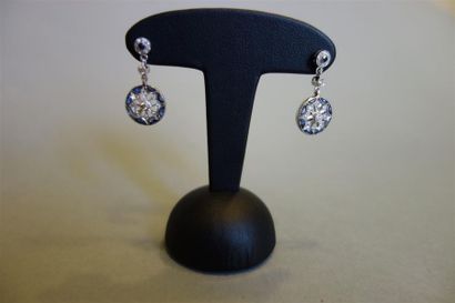 Paire de pendants d'oreilles en or gris 18K...