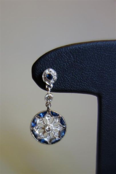 Paire de pendants d'oreilles en or gris 18K...