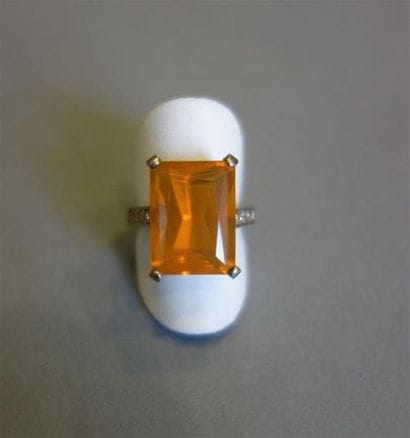 Bague en or gris 18K (750/oo) centrée d'une...
