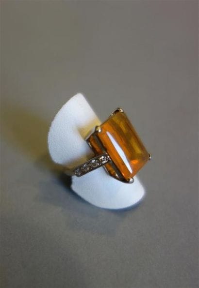 Bague en or gris 18K (750/oo) centrée d'une...