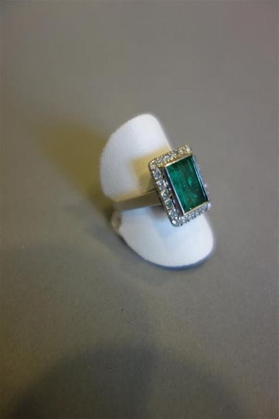 Bague en or gris 18K (750/oo) centrée d'une...