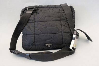 PRADA.
SAC en toile froissée noire, fermeture...