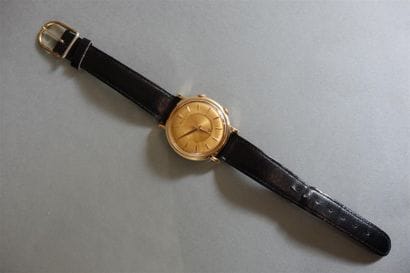 JAEGER LeCOULTRE : Montre d'homme en or jaune...