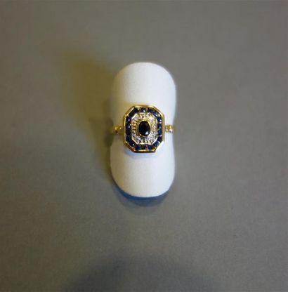 Bague en or jaune 18K (750/oo), le plateau...