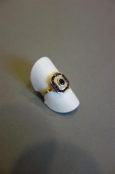 Bague en or jaune 18K (750/oo), le plateau...