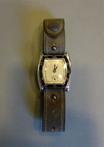 Montre en acier, la lunette émaillée noire...