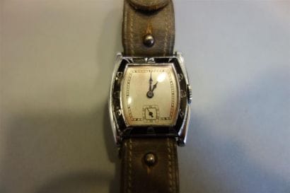 Montre en acier, la lunette émaillée noire...