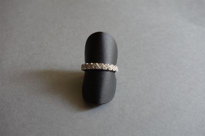 Bague en or gris 18K (750/oo) centrée d'un...