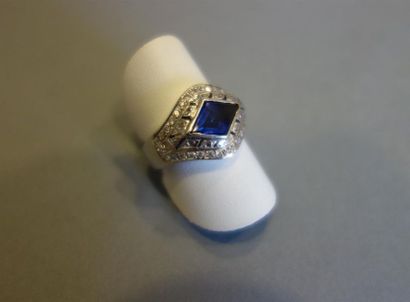 Bague en or gris 18K (750/oo) centrée d'un...