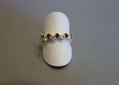 Alliance en or jaune 18K (750/oo) sertie...