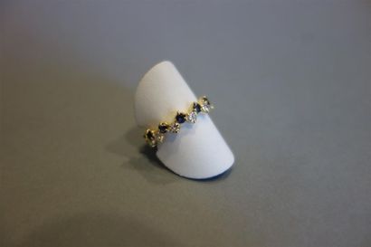 Alliance en or jaune 18K (750/oo) sertie...