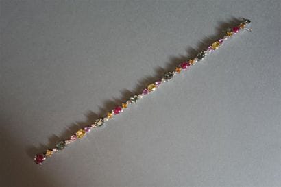 Bracelet ligne en or gris 18K (750/oo serti...