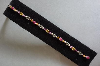 Bracelet ligne en or gris 18K (750/oo serti...