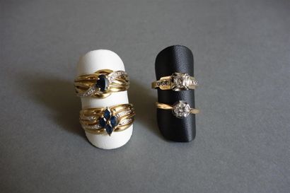 Lot de quatre bagues en or 18K (750/oo) comprenant...