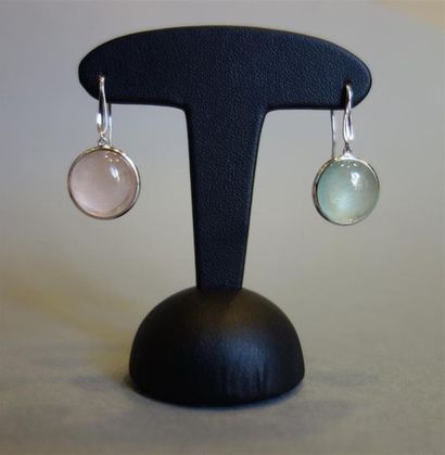 Paire de pendants d'oreilles en or gris 18K...