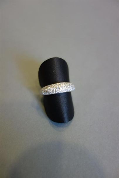 Bague jonc bombé en or gris 18K (750/oo)...