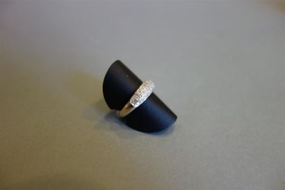 Bague jonc bombé en or gris 18K (750/oo)...