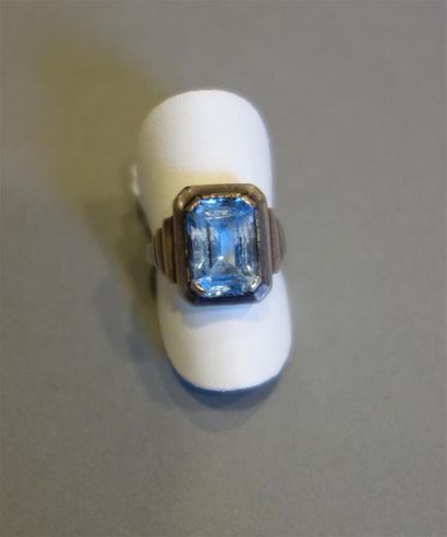 Bague en argent (800/oo) centrée d'une pierre...