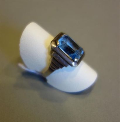Bague en argent (800/oo) centrée d'une pierre...