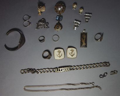 Lot de bijoux fantaisie divers.
