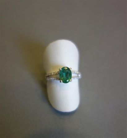 Bague en or gris 18K (750/oo) centrée d'une...