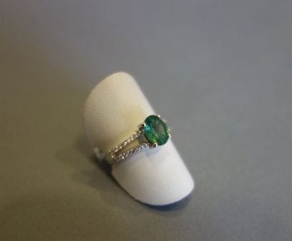Bague en or gris 18K (750/oo) centrée d'une...