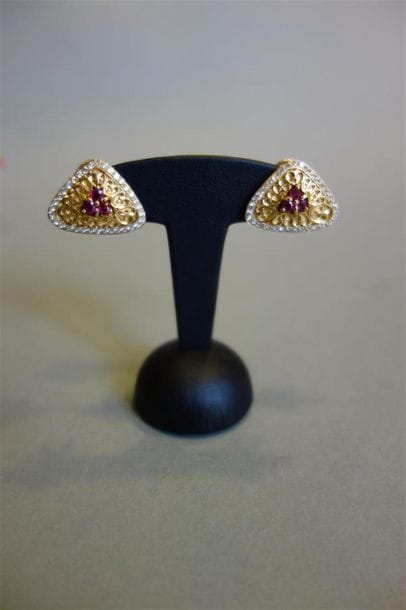 Paire de boucles d'oreilles formant des triangles...