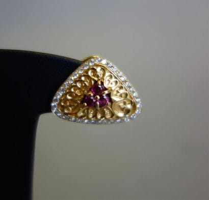 Paire de boucles d'oreilles formant des triangles...
