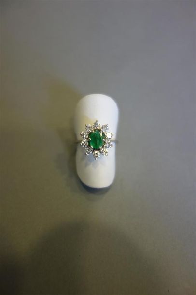 Bague en or gris 18K (750/oo) sertie d'une...