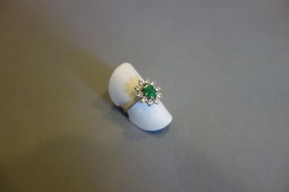 Bague en or gris 18K (750/oo) sertie d'une...
