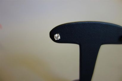 Paire de clous d'oreilles en or gris 18K...