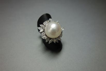 Bague en or gris 18K (750/oo) ornée d'une...